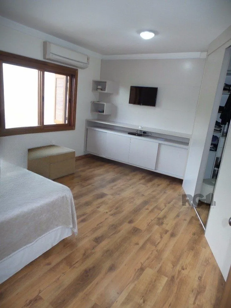 Imagem Excelente casa em condomínio com 3 dormitórios e 4 vagas.