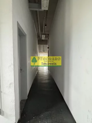 Imagem Galpão Comercial para Locação no Indaiá em Caraguatatuba-SP: 4 Salas, 4 Banheiros, 30 Vagas de Garagem, 875m² de Área.