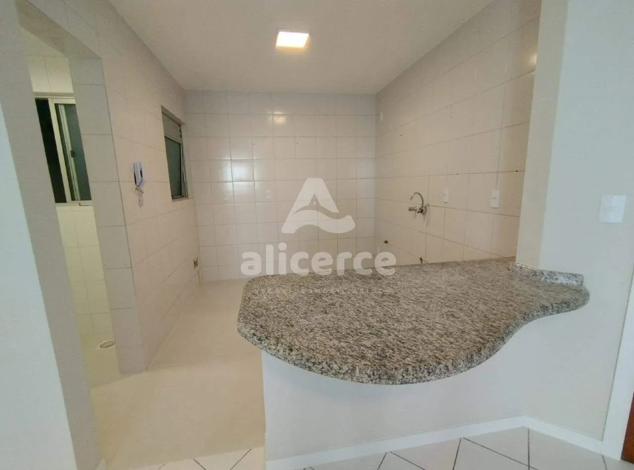 Imagem Apartamento recém reformado, 3 dorm. com suíte, sol da manhã e vista livre em Barreiros - São José - SC