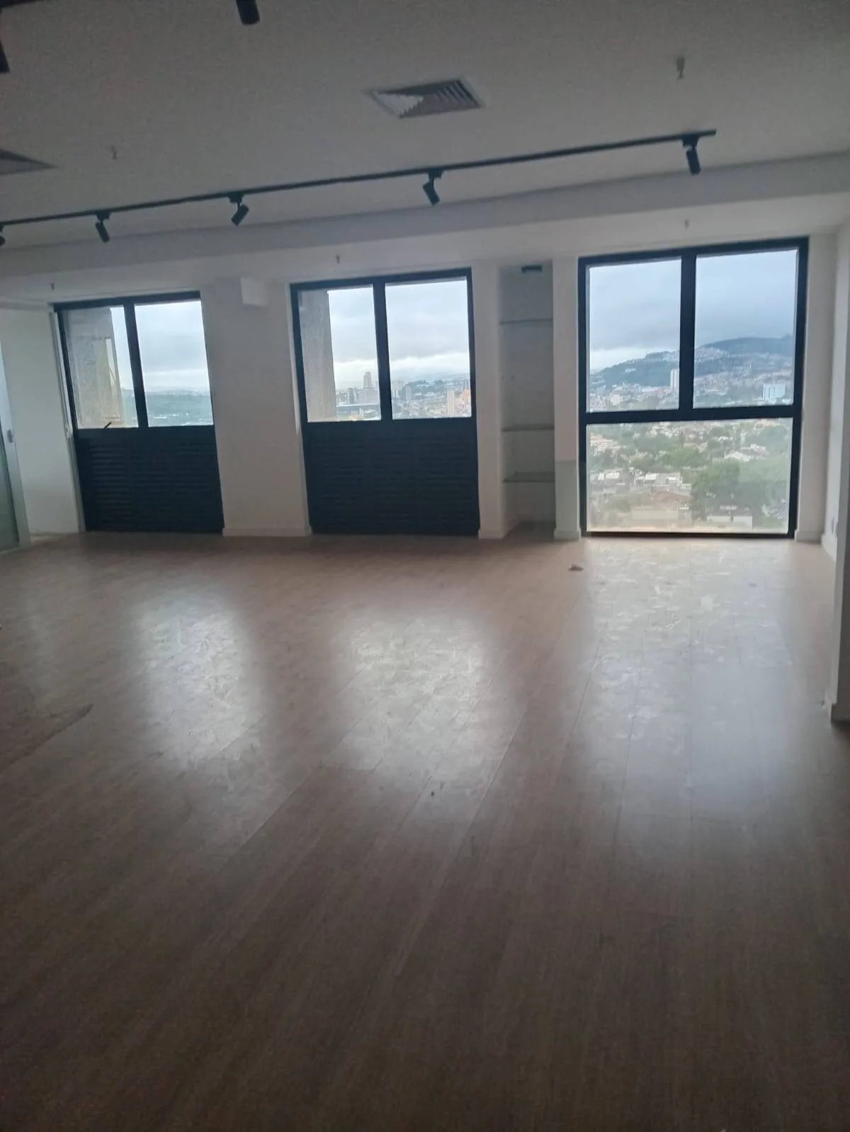 Imagem Ampla Sala Comercial de 200m² no Centro de Alphaville ? Edifício Alameda Madeira