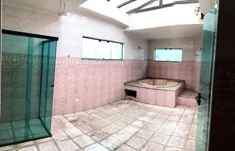 Imagem LOCAÇÃO DE CASA COMERCIAL NO CENTER VILLE, EM ARUJÁ/SP, 740m² com 2 salas, cozinha, piscina, jardim, quintal amplo e 4 vagas p/ autos. CONSULTE-NOS.