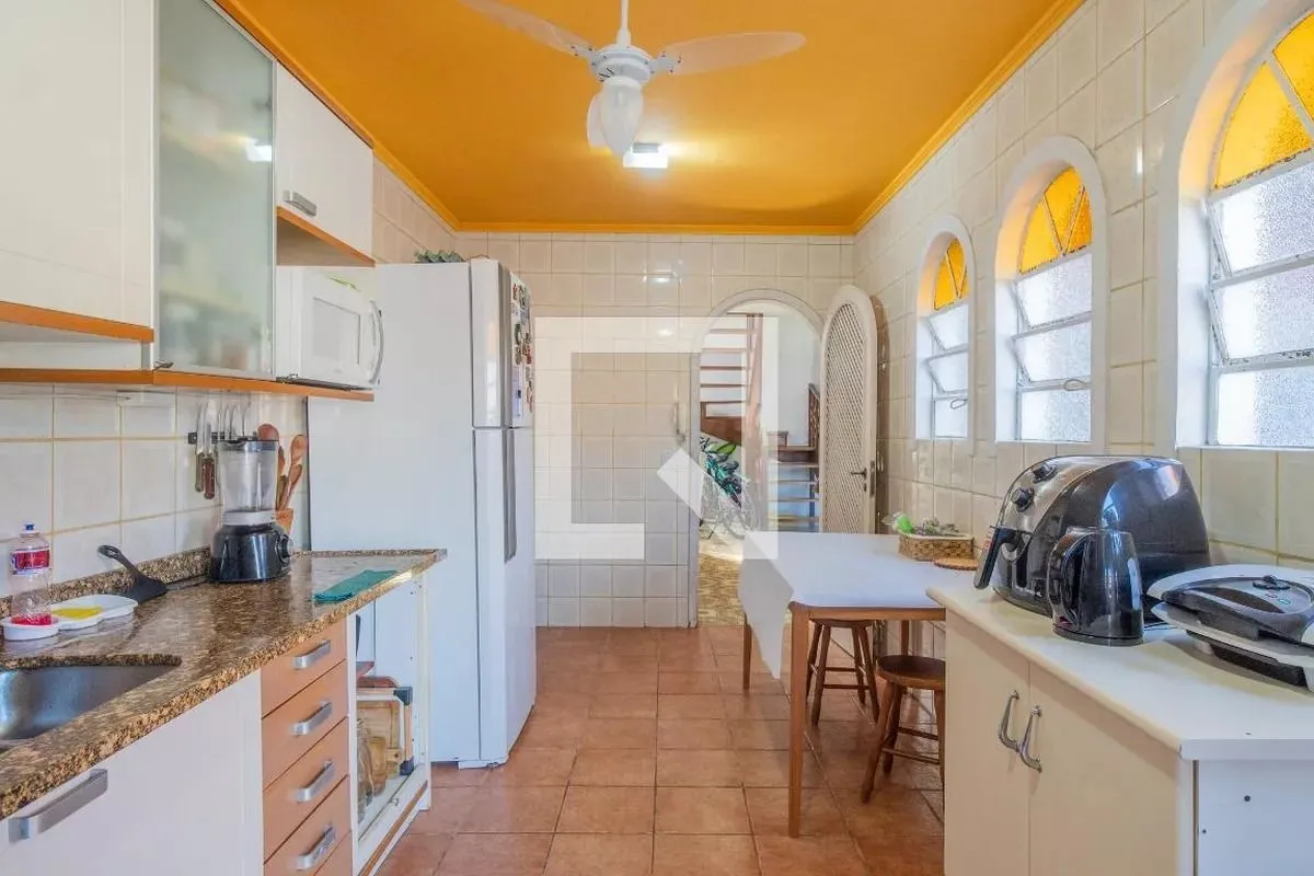Imagem Casa á venda com 3 dormitórios no bairro Ipanema em Porto Alegre