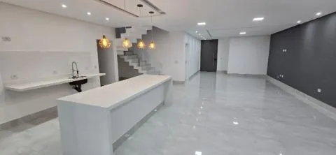 Imagem VENDA DE SOBRADO NOVO NO CONDOMÍNIO REAL PARK, EM ARUJÁ/SP, 300m² com 04 suítes, suíte máster com hidro, garagem com 04 vagas e piscina. CONSULTE-NOS.