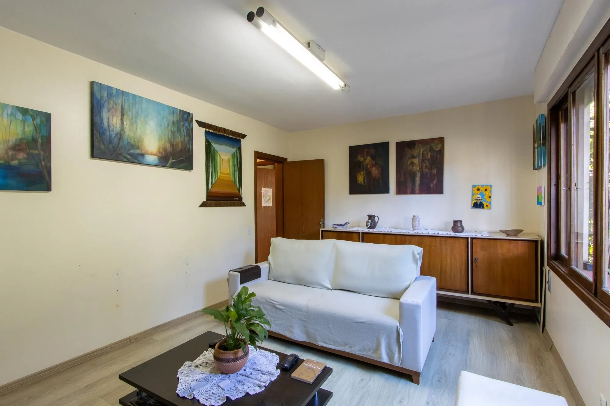 Imagem Casa de Alvenaria, possui 3 dormitórios, uma suíte, hall de entrada, lavabo, living com lareira, cozinha ampla com armários, área gourmet com churrasqueira, corredor, pátio e 4 vagas de garagem, uma construção em anexo que possui hall de entrada, lavabo, 