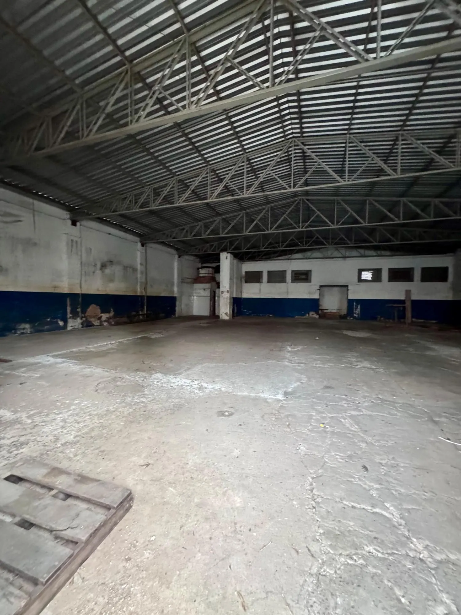 Imagem MÁFFER IMÓVEIS VENDE OU ALUGA DEPÓSITO COM 400M² DE ÁREA ÚTIL NO BAIRRO FLORESTA Excelente depósito com amplo espaço interno, ideal para empresas que necessitam de armazenagem, logística ou distribuição.