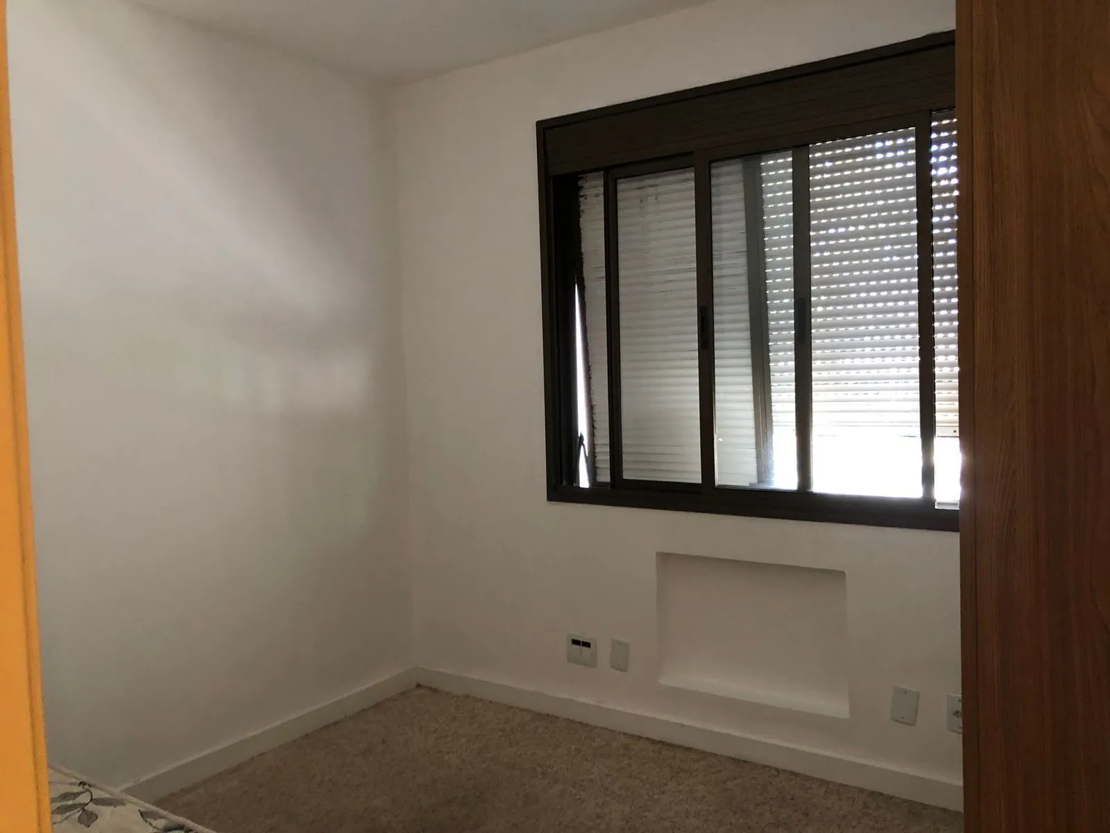 Imagem Vende ou aluga no bairro Menino Deus, com garagem, apartamento de 03 dormitórios, suíte, living 02 ambientes, com sacada e churrasqueira
