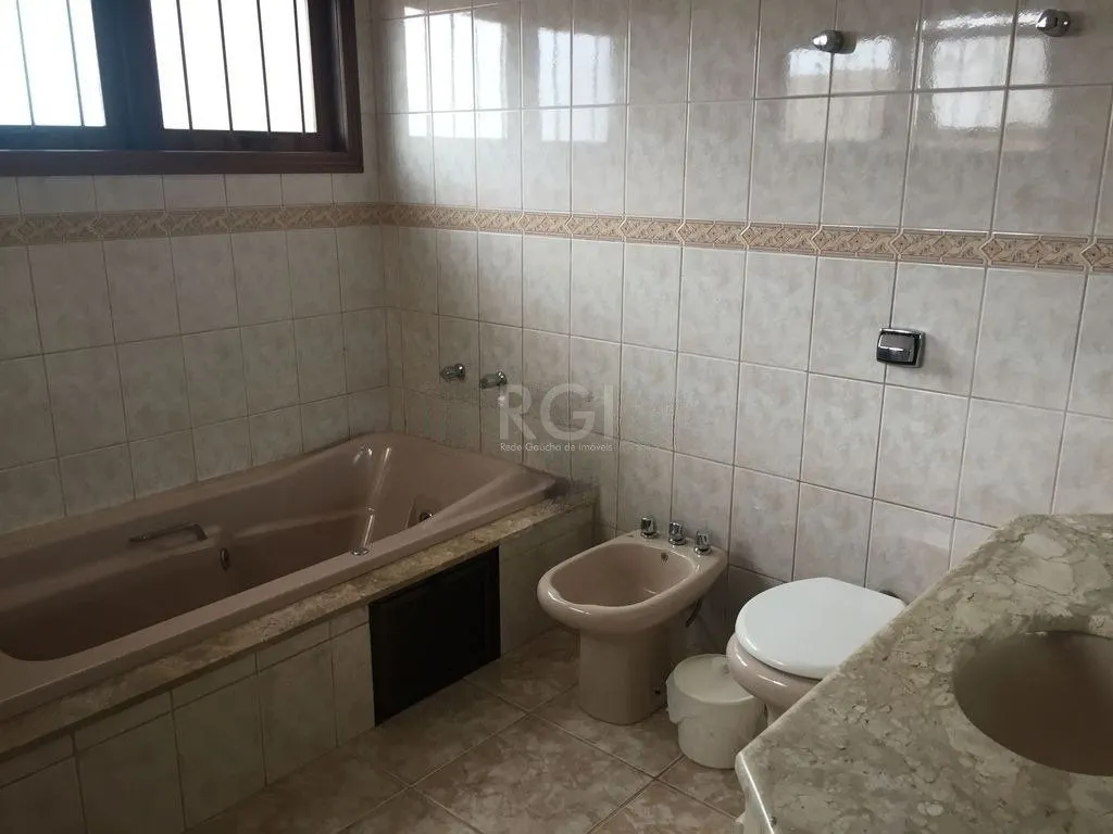 Imagem Casa de 270m² - 3 dormitórios, 1 suíte, churrasqueira, pátio e 3 vagas de garagem