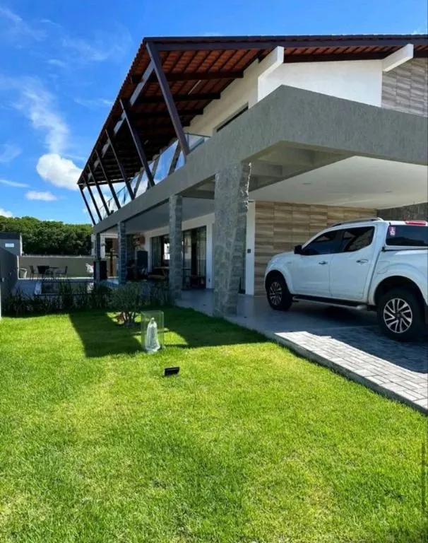 Imagem Mansão mobiliada com 5 suítes no Condomínio Alamoana. Sofisticação, automação, segurança 24h e lazer completo em Cabedelo.