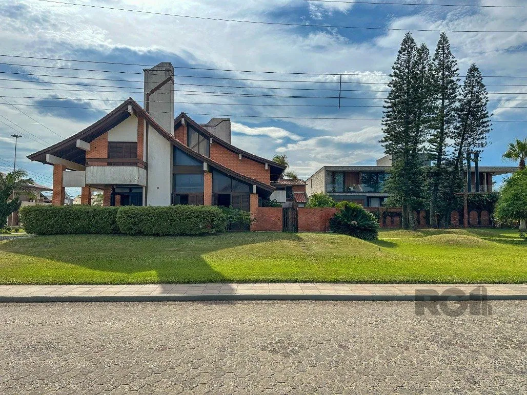 Imagem Icônica Casa para comprar a poucos metros do mar em Atlântida