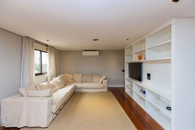 Foto do imóvel Apartamento à Venda Em Moema Com 4 Dormitórios Sendo 1 Suíte e 3 Vagas - 1 Por Andar em Alameda dos Aicás