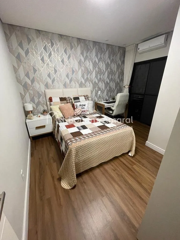 Imagem Casa Mobiliada à Venda em Valinhos - 3 Suítes, Piscina Aquecida e Espaço Gourmet em Condomínio Fechado