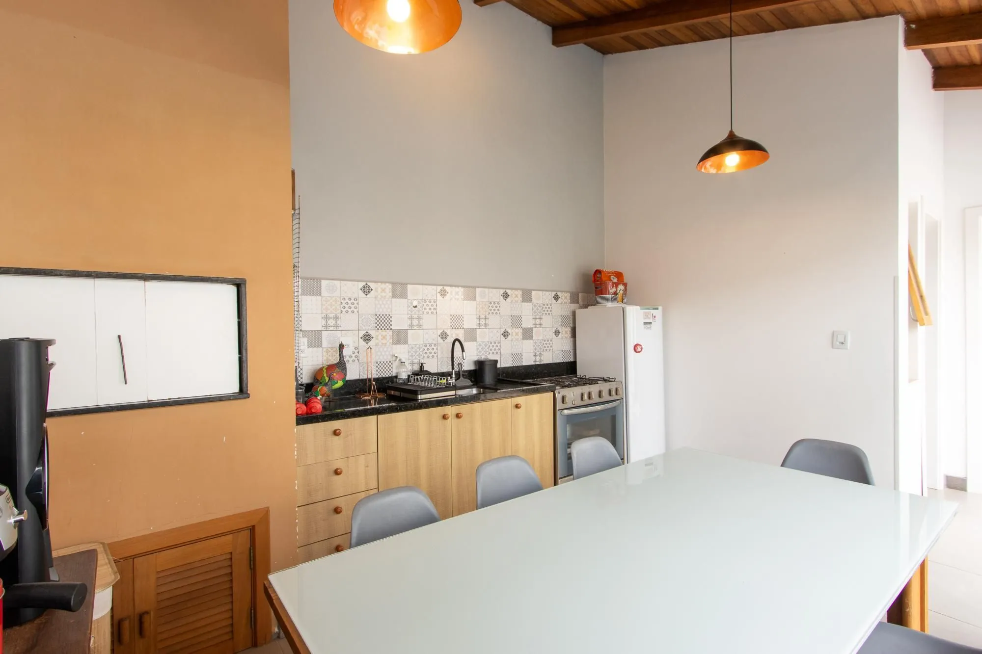 Imagem Excelente casa de alvenaria, 4 dormitórios, 2 suítes e 2 vagas de garagem.