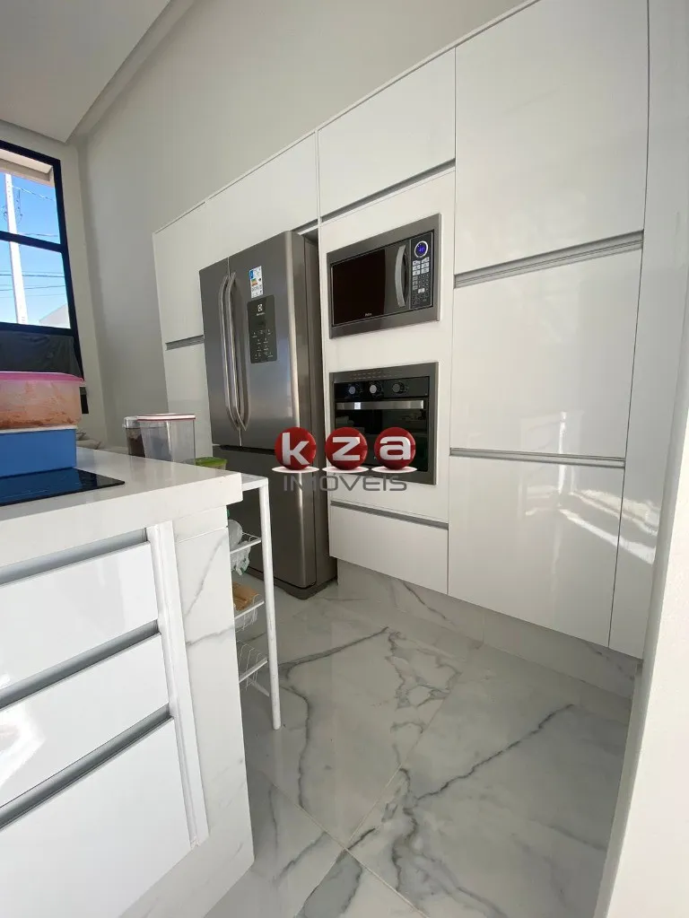 Imagem Casa em condomínio de alto padrão em Valinhos-SP, 3 quartos, 1 suíte, 2 salas, 4 banheiros, 2 vagas de garagem, 244m²