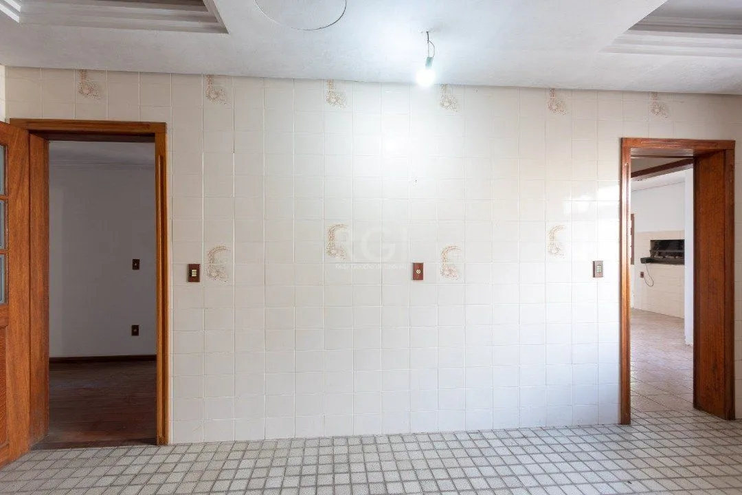Imagem Casa para Venda - 460m², 4 dormitórios, sendo 1 suites, 4 vagas - Cristal