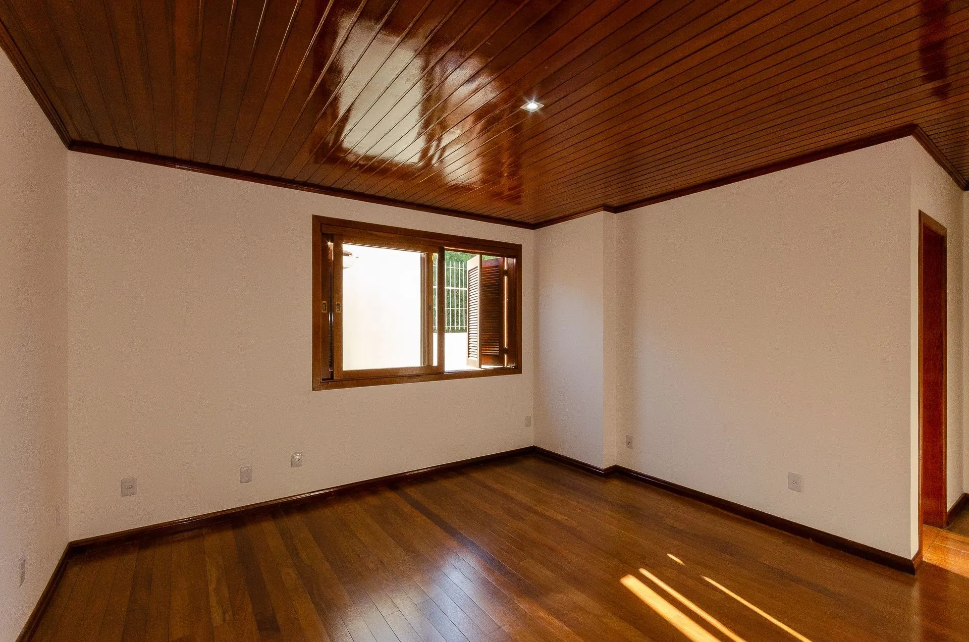 Imagem Casa Residencial de 4 Quartos à Venda em Porto Alegre, RS