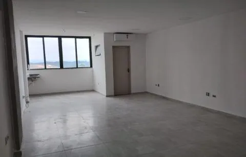 Imagem LOCAÇÃO DE SALA COMERCIAL NO CENTRO DE ARUJÁ/SP, OPORTUNIDADE com 42m². CONSULTE-NOS.