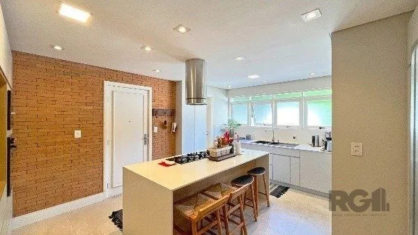 Imagem Apartamento de 200m², 4 quartos, 1 suíte e 4 vagas - Moinhos de Vento