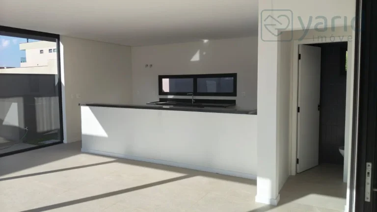 Imagem Casa de luxo em condomínio à venda em localização privilegiada: 4 quartos, 4 suítes, 3 salas, 5 banheiros, 2 vagas de garagem.