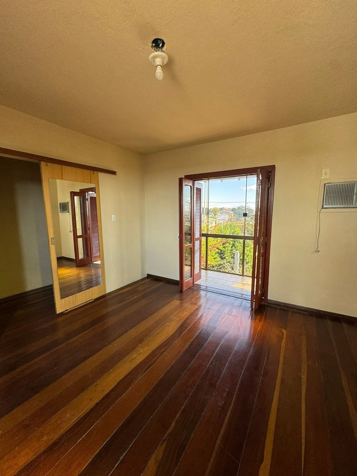 Imagem Casa 4 dorms à venda Avenida Manoel Elias, Porto Alegre.
