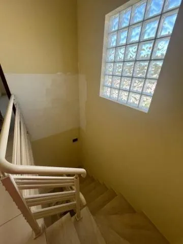 Imagem VENDA DE SOBRADO NO JORDANÓPOLIS, EM ARUJÁ/SP, 150m² com 2 suítes, sala de estar, quintal, edícula com banheiro e garagem para 2 autos. CONSULTE-NOS.