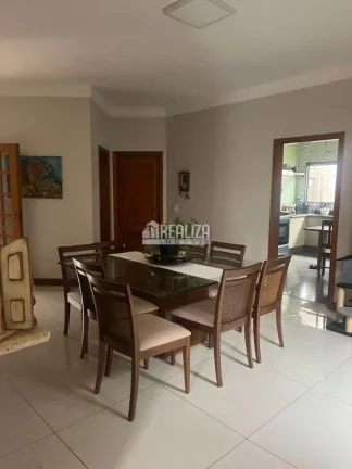 Imagem Casa à venda no bairro Fabrício, em Uberaba - 3 dormitórios, piscina e varanda!
