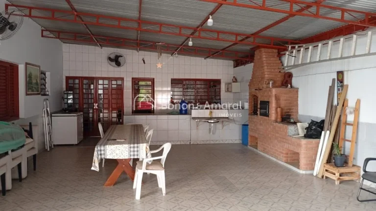 Imagem Localizado em uma região tranquila e agradável de Paulínia, este imóvel em estilo chácara é id...