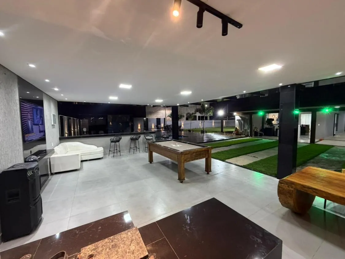 Imagem CASA DE LUXO À VENDA EM CONTAGEM/MG , Área de 915 m²