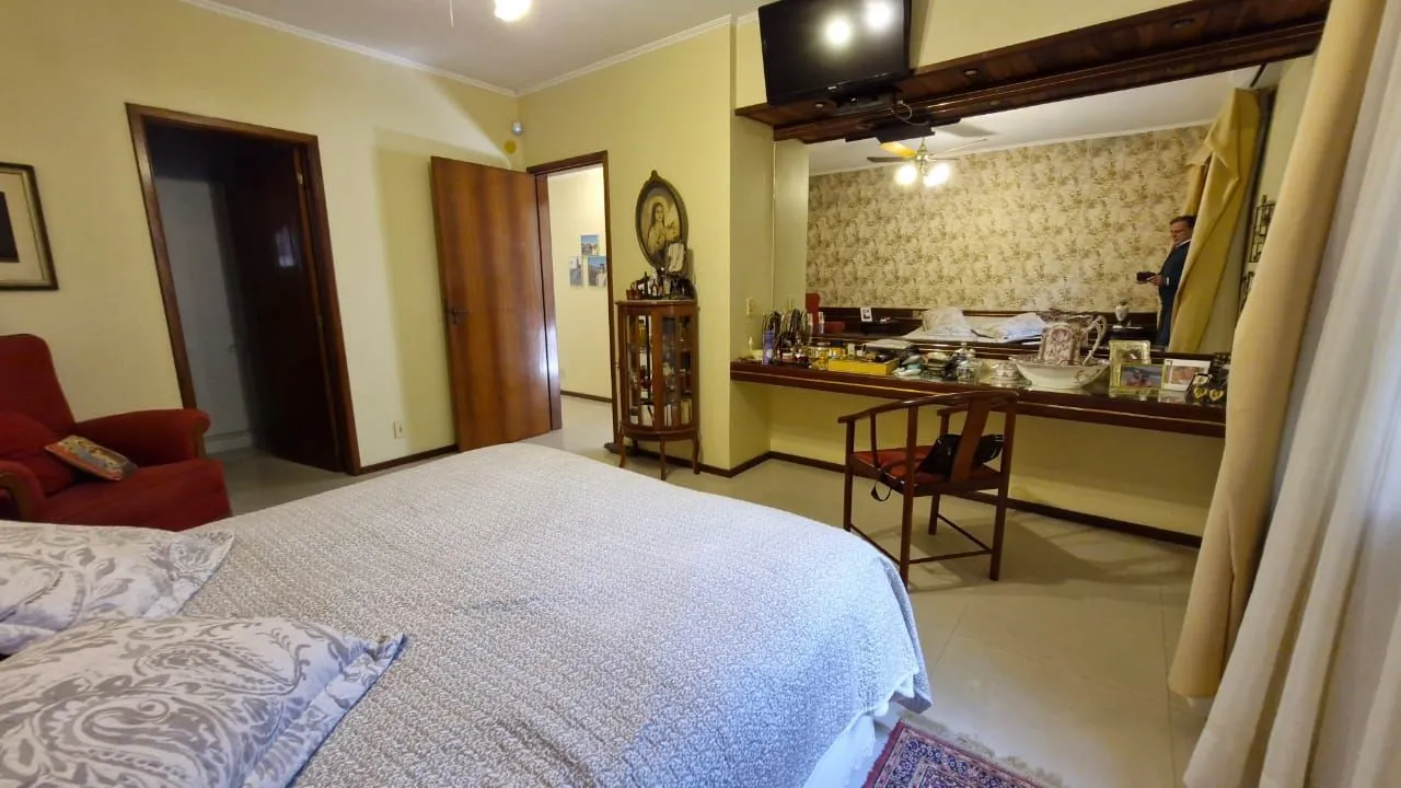 Imagem Casa de Cinema na Glória, com 500m² de área privada, 3 dormitórios, piscina, horta, lareira, elevador, gradeada 4 garagens