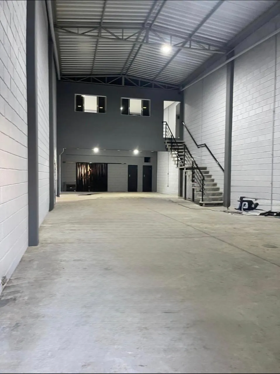 Imagem Galpão para Locação em Sorocaba - 290m² com Mezanino e Estrutura Moderna