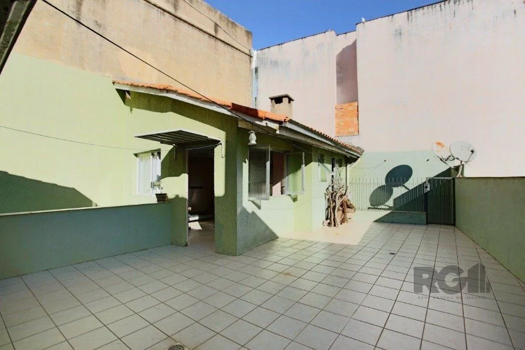 Imagem Excelente casa de 235m² com 4 dormitórios e 3 vagas no bairro Azenha.