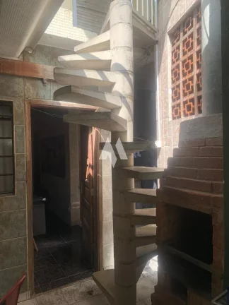Imagem Casa Sobreposta Alta com Edícula em Santos,145m², 3 Vagas de Garagem e no bairro do Boqueirão