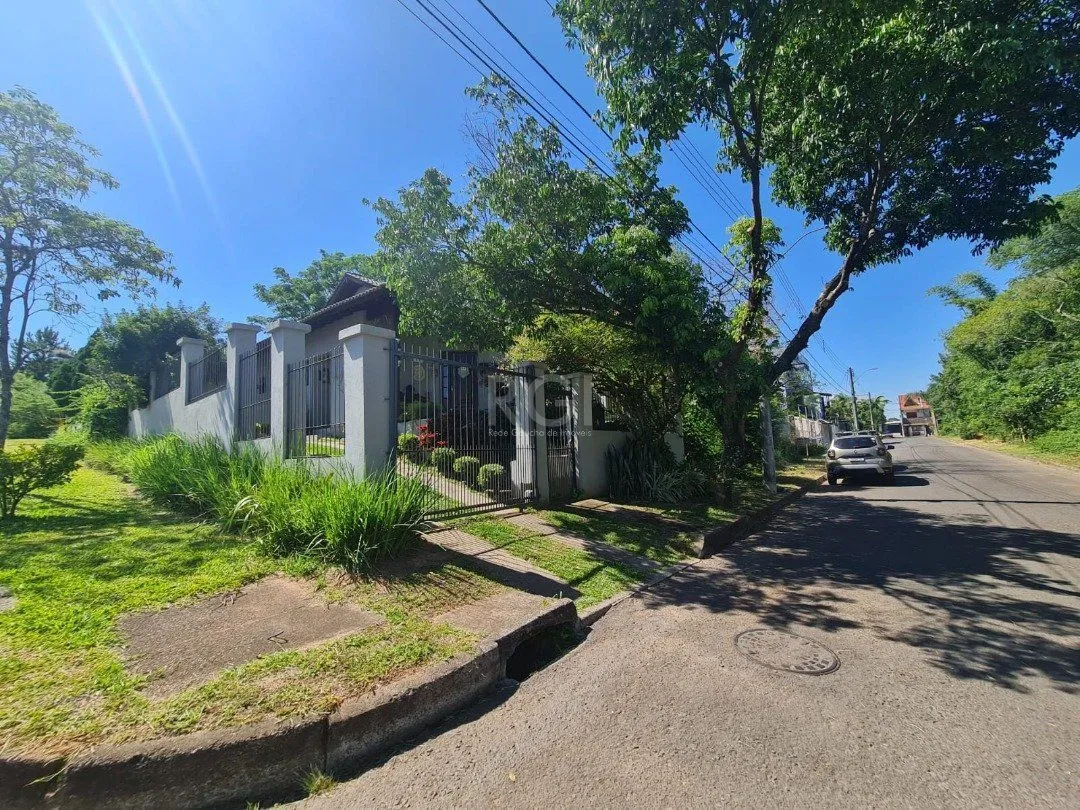 Imagem Casa em lindo terreno alto ao nível da rua medindo 10 × 32 onde consta uma residência térrea com 136m2 de área privativa,