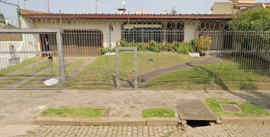 Casa com 4 dormitórios no Bairro Guarujá