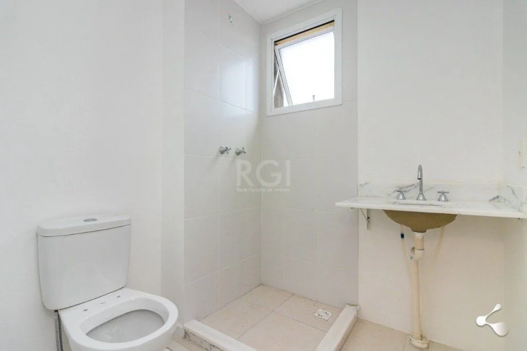 Imagem vende 03 dormitórios, living para dois ambientes, banheiro social, cozinha com churrasqueira e área de serviço com garagem