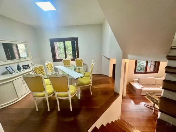 Imagem Ótima casa com 4 Suítes, Piscina e Vista para o Mar no Centro de Florianópolis Localizada no cent...