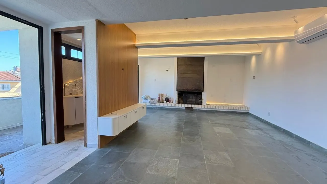 Imagem Casa semi reformada com 4 dormitórios e 4 vagas no Chácara das Pedras próx. Joao Wallig.
