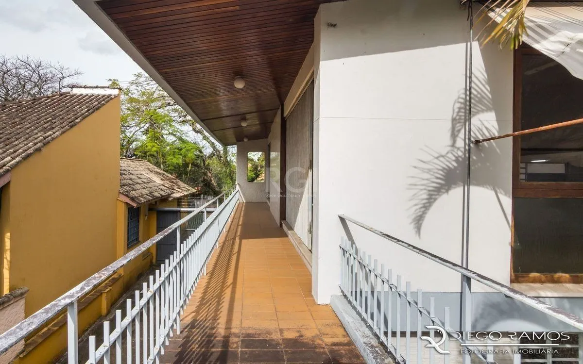Imagem Venda de casa residencial 25,00m x 80,00m- Menino Deus. 4 vagas, 4 dormitórios, sendo 1 suíte, 1 varanda, lareira e churrasqueira.