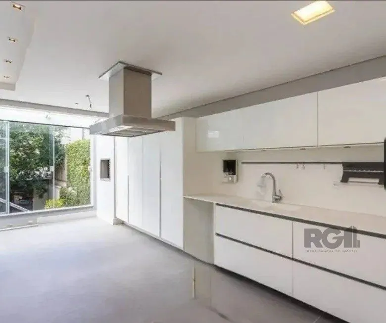 Imagem Excelente casa de 220m² com 3 dormitórios no bairro Tristeza.