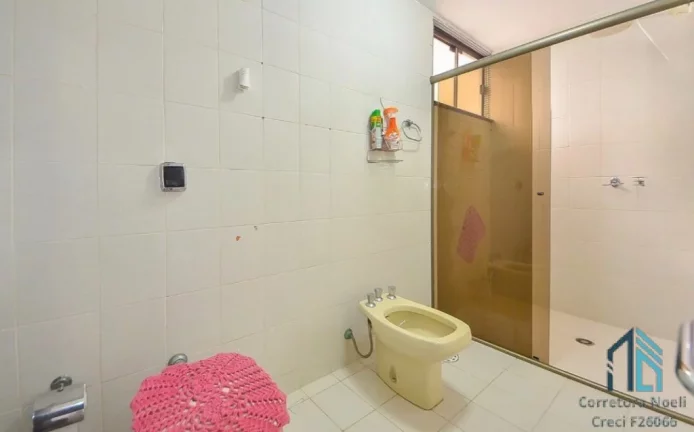 Imagem Casa com edícula a venda, 04 quartos sendo 02 suítes, no Bairro Guabirotuba em Curitiba PR