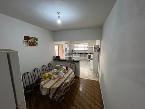 Imagem Casa à venda no bairro Lourdes - Uberaba: 3 dormitórios, suíte, quintal e mais!