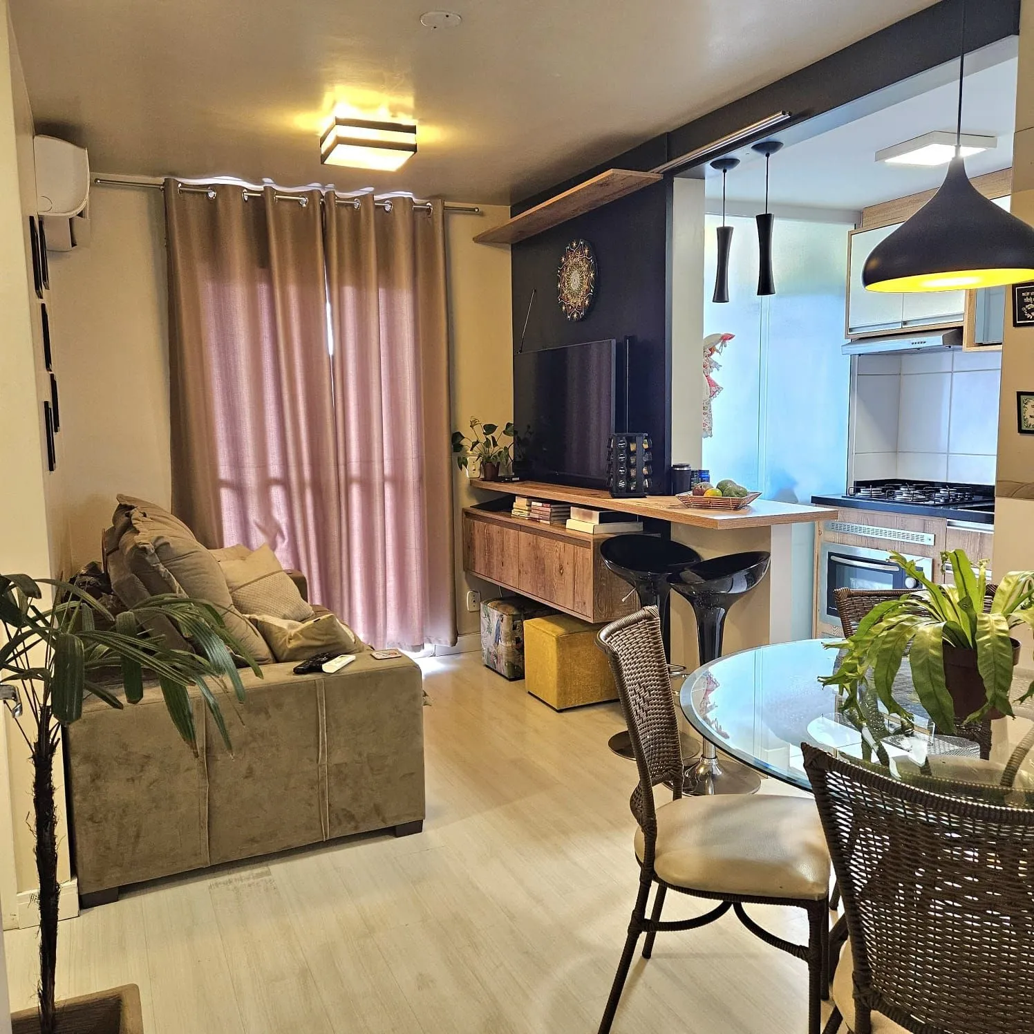 apartamento de 02 dormitórios com sacada e garagem