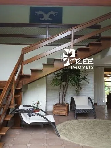 Imagem VENDA E LOCAÇÃO DE CASA NO CONDOMÍNIO NOVO HORIZONTE, EM ARUJÁ/SP, 350m² com 2 quartos, suíte, sala com lareira, piscina e churrasqueira. CONSULTE-NOS