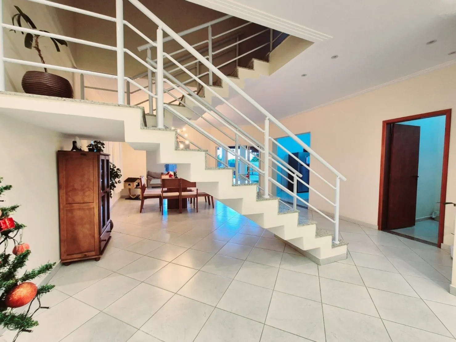 Imagem Luxuosa Casa com Piscina, Área Gourmet e Conexão com a Natureza no Condomínio Real Ville - 435 m² de Terreno