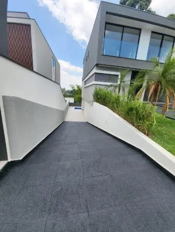 Imagem VENDA DE SOBRADO MODERNO NO CONDOMÍNIO ARUJÁ V, EM ARUJÁ/SP, com 300m², 04 suítes, sala 03 ambientes, piscina e garagem para 04 carros. CONSULTE-NOS.