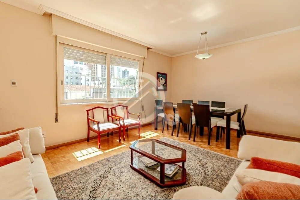 Imagem Apartamento espaçoso com 3 dormitórios, um suíte com sacada, living com 2 ambientes, banheiro soc...