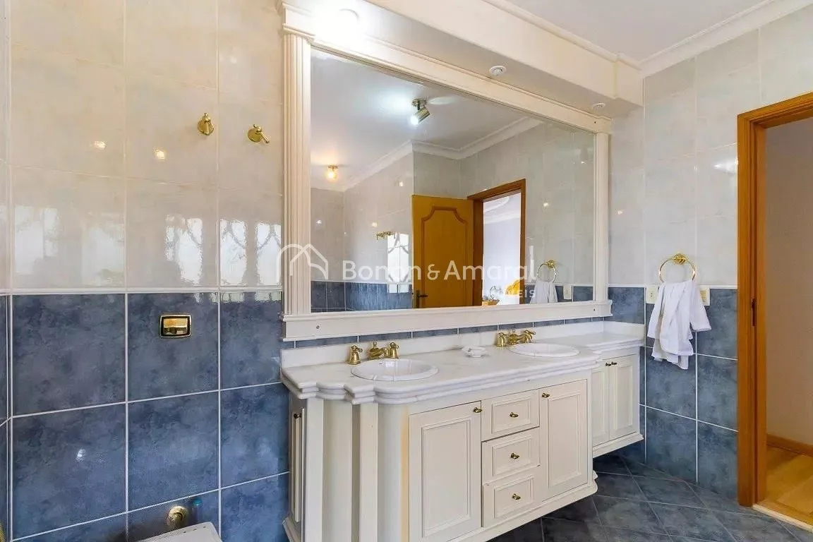 Imagem Casa em condomínio com 690m² e 5 quartos