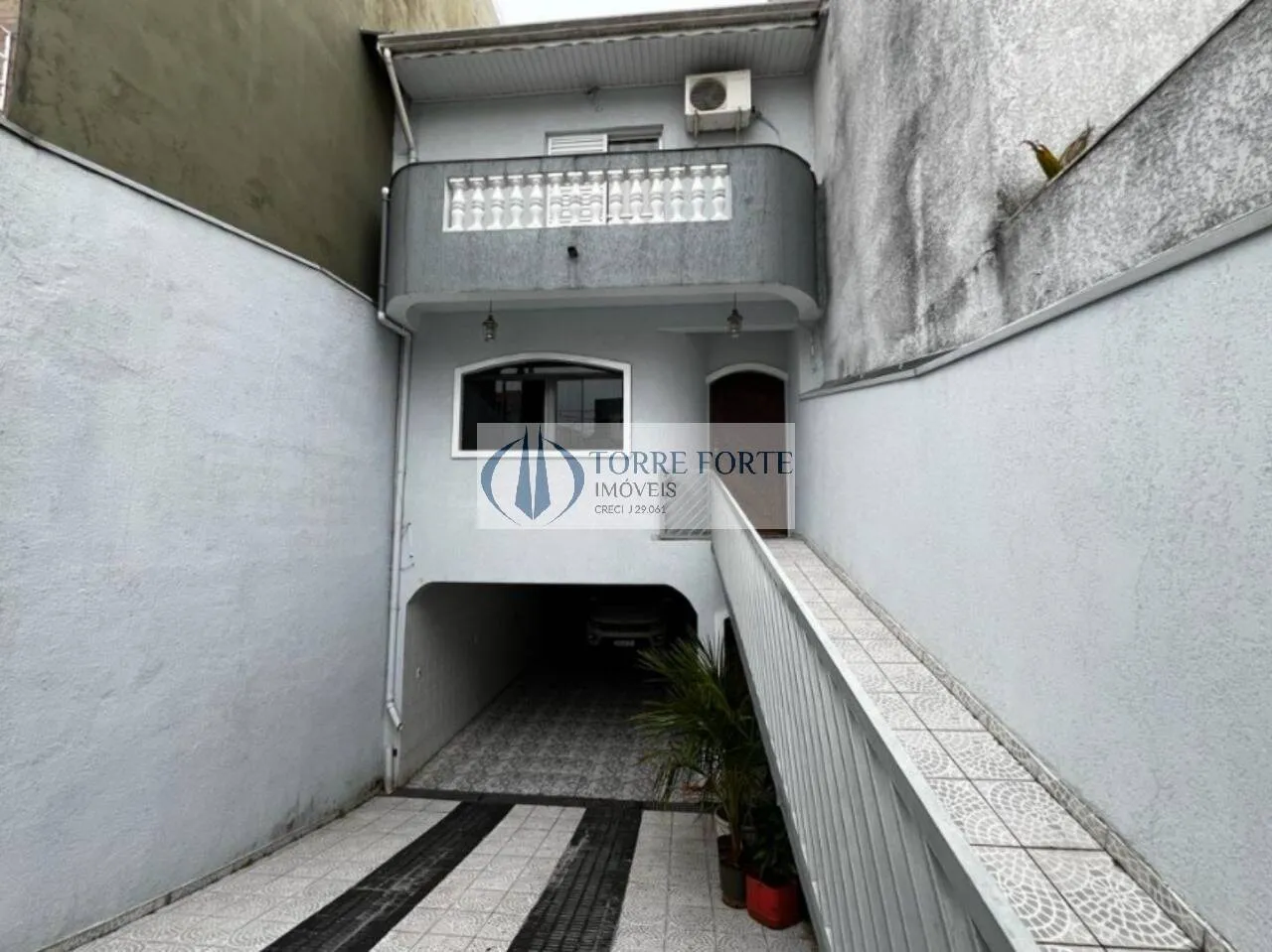 Imagem ótimo terreno com 2 casas com total de 3 dormitórios, 6 vagas de carro