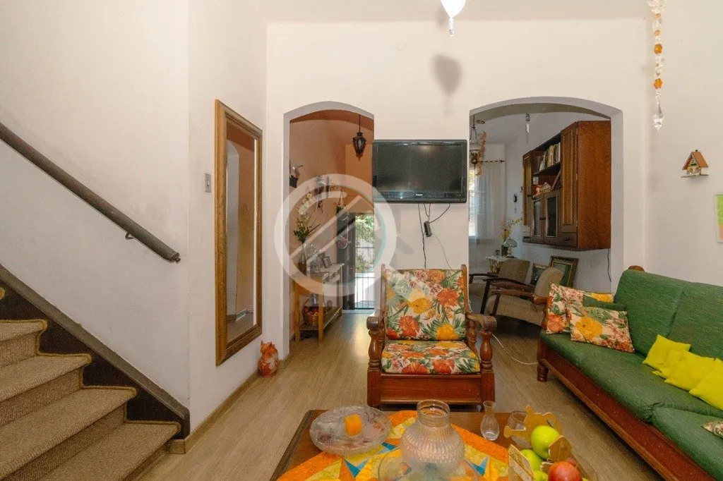 Imagem Casa 2 pavimentos com 130m² de área privativa, três dormitórios, living dois ambientes, sala de ...