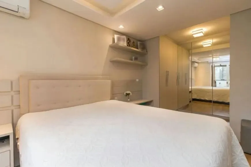 Imagem Casa Seminova 3 Dorm com Pátio e 4 Vagas no Jardim Planalto