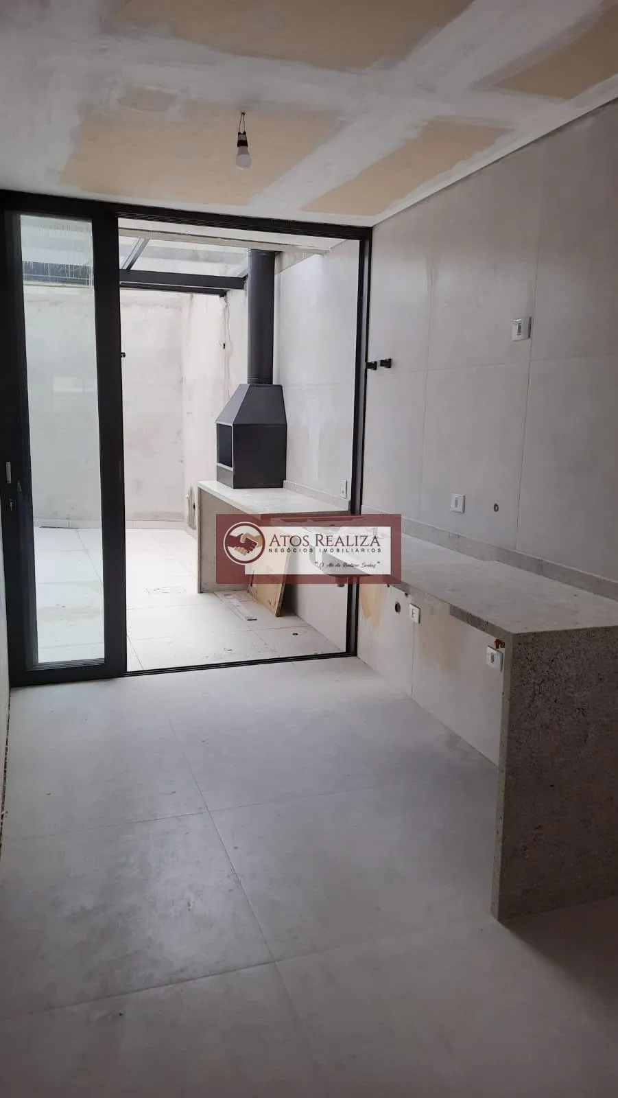 Imagem Sobrado com 3 Dormitórios, sendo 1 suíte , sendo com sacada, 100 m² de área útil, sala, cozinha, lavabo, conceito aberto, área gourmet, lavanderia, garagem para 2 autos.